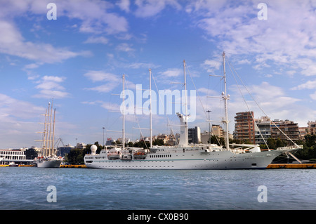 Ein Windstar Cruises große Schiff im Hafen von Piräus in Athen Griechenland Stockfoto