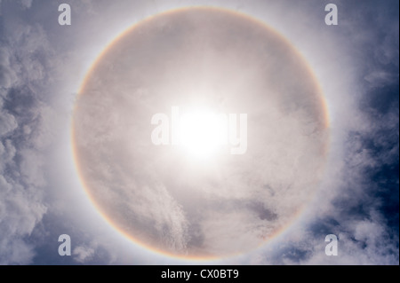 Sonne mit kreisförmigen Regenbogen Sonne Heiligenschein im Himmel mit Wolke Stockfoto