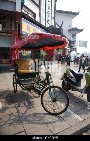 Fahrradrikscha in einer belebten Straße, Zhujiajiao, China Stockfoto