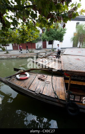 Chinesisch (traditionell) Wassertaxen gebunden zusammen warten auf Kunden, Zhujiajiao, China Stockfoto