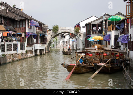 Traditionellen Wassertaxis in der Mitte der Stadt, Zhujiajiao, China Stockfoto