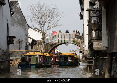 Schiffsverkehr im Kanal der antiken Stadt, Suzhou, China Stockfoto