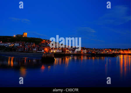 Schöne Whitby, nachts Stockfoto