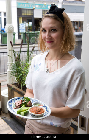 Die betteln Schüssel legen die neue authentische Thai in Peckham 168 Bellenden Road Peckham SE15 4BW. Pix von Chefkoch / Co Manager Jane A Stockfoto