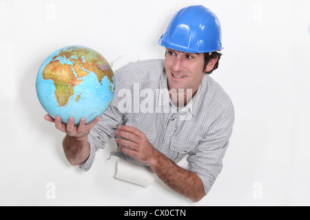 Bauarbeiter hält einen Globus Stockfoto