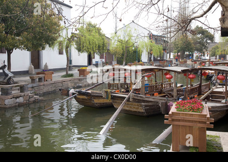 Traditionelle Wasser-Taxi in den Kanal, Zhujiajiao, China Stockfoto