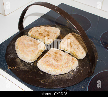 Ein Blick auf das Leben in Neuseeland. Traditionelle irische Soda-Brot-Farls, frisch gebacken auf einer traditionellen gusseisernen Grillplatte. Stockfoto