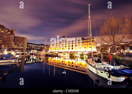 St. Katharine Docks bei Nacht Stockfoto