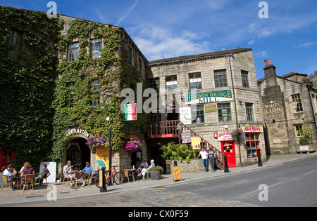 Geschäfte und Cafés (+ Pub), Stadtzentrum, Hebden Bridge, Calder-Tal, West Yorkshire, England, UK Stockfoto