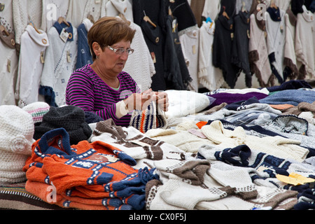 Frau stricken auf Strickwaren Stall, Kap St. Vincent, Algarve, Portugal Stockfoto