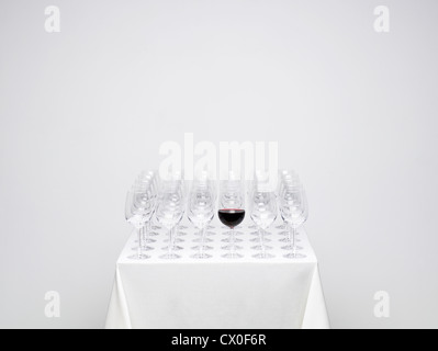 Leere Gläser Wein auf einem Tisch mit Rotwein in Reihen. Ähnliches Foto mit allen leeren Gläser zur Verfügung. Stockfoto