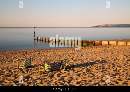 Frühen Morgenlicht über Bournemouth Beach mit Old Harry in der Ferne, England Stockfoto
