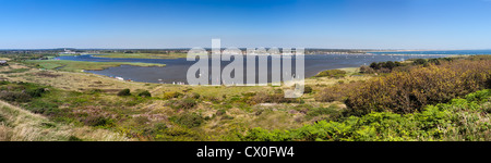 Ein beeindruckende Panorama von Christchurch Harbour vom Hengistbury Head, Christchurch auf der linken Seite zeigt und Mudeford auf der rechten Seite. Stockfoto