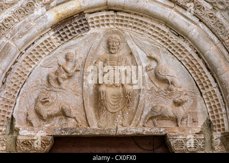 Detail der romanische Portal der Kirche von St. Salvador in der kleinen Stadt Agüero am Fuße des Mallos Felsen in Aragón, Spanien. Stockfoto