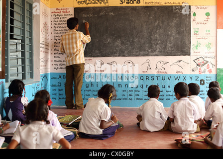 Indische Lehrer mit Kindern Andhra Pradesh in Indien Stockfoto