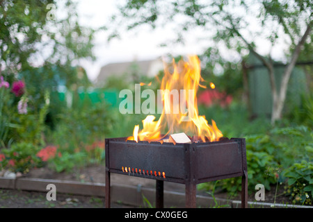 Große Flamme im Grill, outdoor Stockfoto