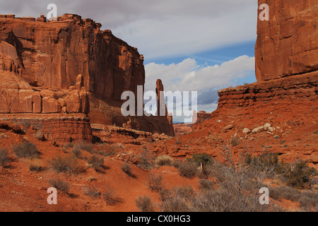 Sandstein-Denkmäler entlang der Park Avenue im Arches National Park in der Nähe von Moab, Utah Stockfoto