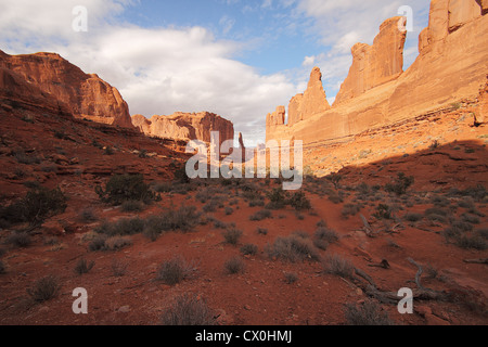 Sandstein-Denkmäler entlang der Park Avenue im Arches National Park in der Nähe von Moab, Utah Stockfoto