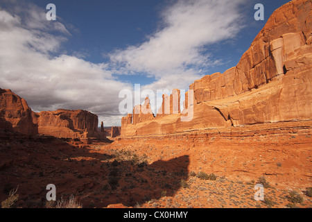 Sandstein-Denkmäler entlang der Park Avenue im Arches National Park in der Nähe von Moab, Utah Stockfoto