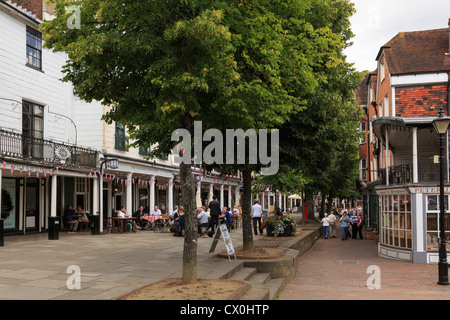 Reihe von Bäumen in einer verkehrsberuhigten Straße mit außen-Café im Sommer auf den Pantiles Royal Tunbridge Wells Kent England UK Stockfoto