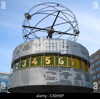 Die Uhr in der Welt von Eric John zum Alexanderplatz in Berlin, Deutschland Stockfoto