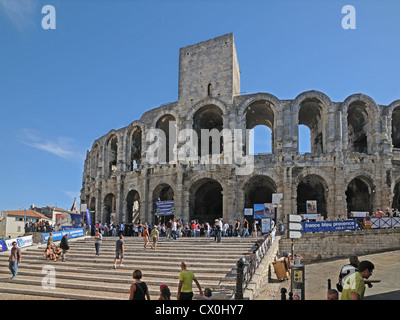 Massen-Warteschlangen außerhalb der Roman Amphitheater in Arles Südfrankreich vor einem Stierkampf oder corrida Stockfoto