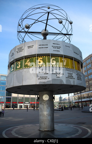 Die Uhr in der Welt von Eric John zum Alexanderplatz in Berlin, Deutschland Stockfoto