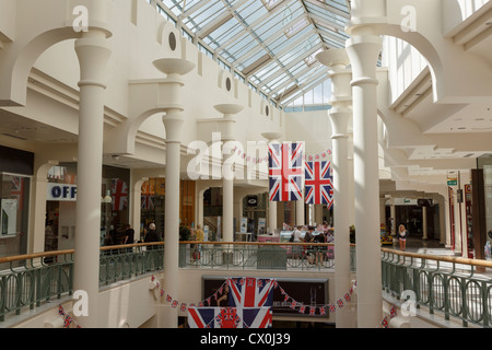 Straßenszene in undercover Einkaufszentrum Royal Victoria Place in Wealden Stadt von Royal Tunbridge Wells Kent England UK Großbritannien Stockfoto