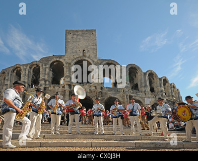 Les Reboussiers Quissac Blaskapelle spielt auf den Stufen der Roman Arena in Arles Frankreich vor dem Stierkampf Stockfoto