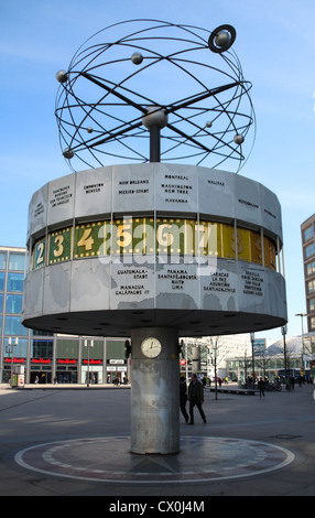 Die Uhr in der Welt von Eric John zum Alexanderplatz in Berlin, Deutschland Stockfoto