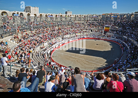 Riesige Menschenmengen in Roman Arena oder Amphitheater in Arles Südfrankreich für Spektakel von Bull kämpfen oder Corrida Stockfoto