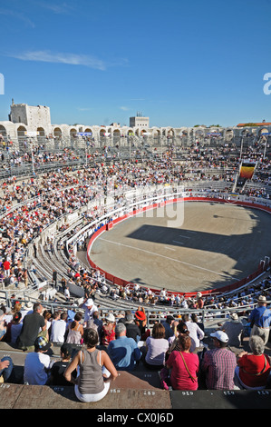 Riesige Menschenmengen in Roman Arena oder Amphitheater in Arles Südfrankreich für Spektakel von Bull kämpfen oder Corrida Stockfoto