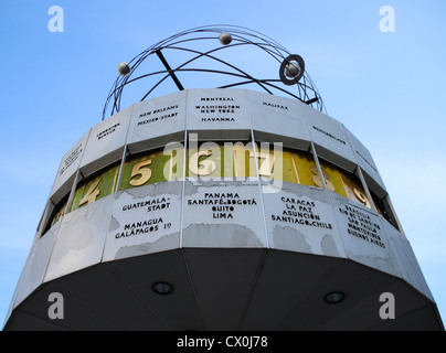 Die Uhr in der Welt von Eric John zum Alexanderplatz in Berlin, Deutschland Stockfoto