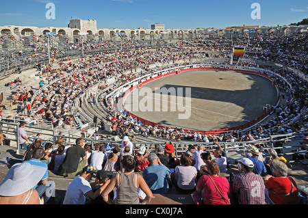 Riesige Menschenmengen in Roman Arena oder Amphitheater in Arles Südfrankreich für Spektakel von Bull kämpfen oder Corrida Stockfoto