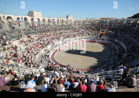 Riesige Menschenmengen in Roman Arena oder Amphitheater in Arles Südfrankreich für Spektakel von Bull kämpfen oder Corrida Stockfoto