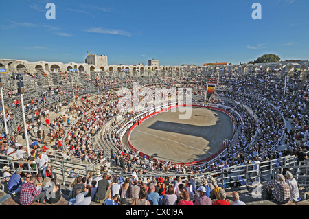 Riesige Menschenmengen in Roman Arena oder Amphitheater in Arles Südfrankreich für Spektakel von Bull kämpfen oder Corrida Stockfoto