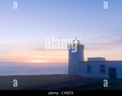 Duncansby Head Leuchtturm im Morgengrauen, in der Nähe von John o' Groats, Highland, Schottland, UK. Stockfoto