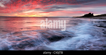 Sonnenaufgang über Bamburgh Castle an der Küste von Northumberland. Stockfoto