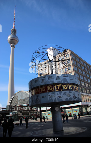 Die Uhr der Welt, gemacht von Eric John mit hinter den Fernsehturm am Alexanderplatz, Berlin, Deutschland Stockfoto