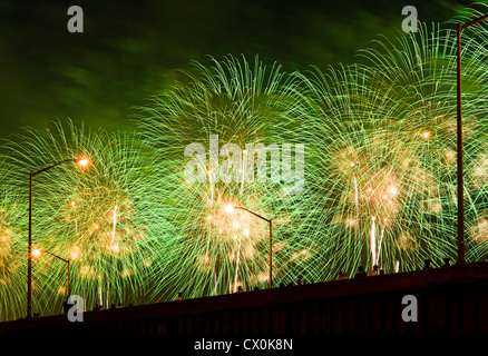 Die Menschen sehen Fourth Of July Feuerwerk von erhöhten Überführung. Stockfoto