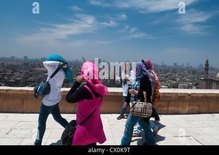 Gruppe von jungen Ägypterinnen an Zitadelle Kairo Ägypten Stockfoto