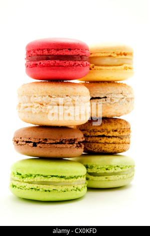 Traditionelle Macarons auf weißem Hintergrund Stockfoto