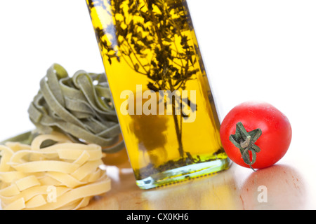 Reihe von Zutaten für die Nudeln kochen, Closeup auf weiß Stockfoto