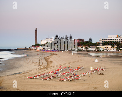 Faro de Maspalomas Gran Canaria mit Strand, Sonnenliegen und Hotels Stockfoto