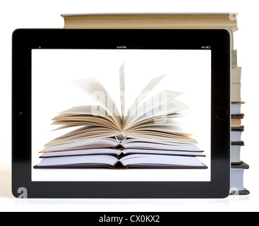 Bücher und Tablet-Computer isoliert auf weißem, digitale Bibliothekskonzept Stockfoto