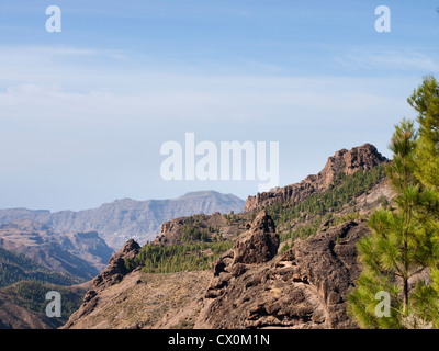 Roque Nublo in Gran Canaria, ist oben, 1813 m hoch, ein Ziel für Touristen und Wanderer, Aussicht auf die umliegenden Berge Stockfoto