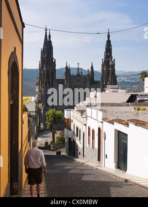 Arucas im Norden von Gran Canaria, schmale Straße mit Blick auf die Iglesia de San Juan Bautista de Arucas Stockfoto