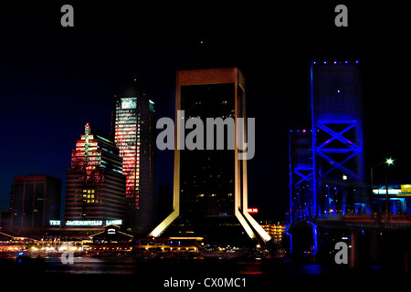 Die Innenstadt von Jacksonville, Florida. Die blaue Brücke ist die Main Street Bridge. Feuerwerke sind in den Gebäuden widerspiegelt. Stockfoto