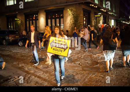 Aktivisten protestieren gegen die vorgeschlagene Spectra-Erdgas-Pipeline im angesagten Meatpacking District in New York Stockfoto