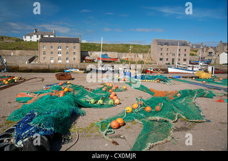 Fischernetze ausgebreitet zum Trocknen auf Burghead Hafenpier, Moray Grampian Schottland.  SCO 8429 Stockfoto